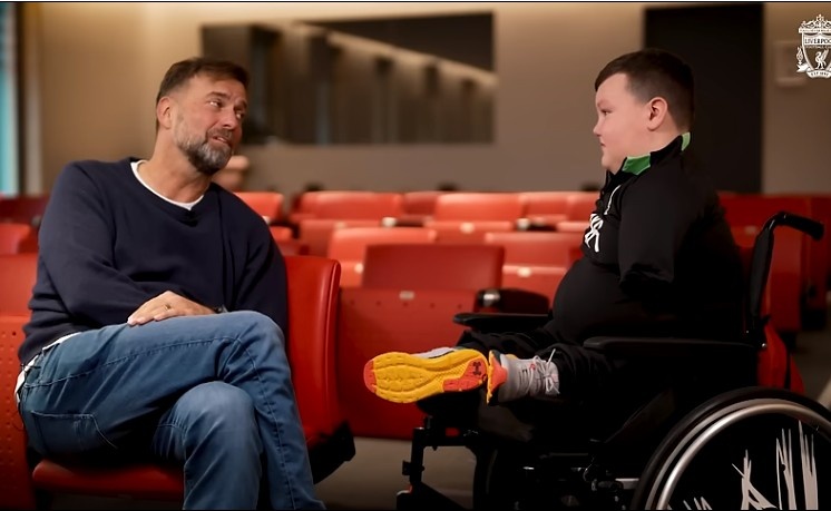 ❤️克洛普邀请一患有罕见病的12岁残疾男孩参观利物浦基地