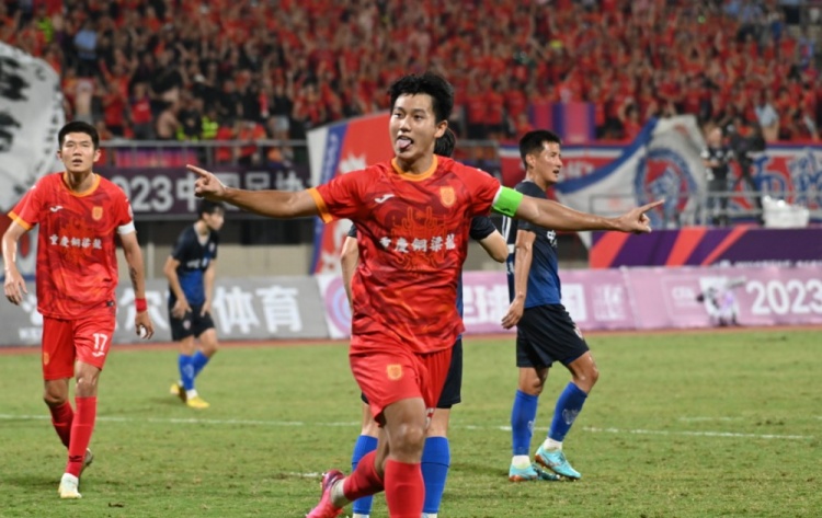 中国职业足坛最年轻队长，带队连升两级，19岁完成国奥首秀
