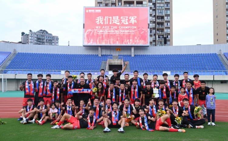 中国职业足坛最年轻队长，带队连升两级，19岁完成国奥首秀