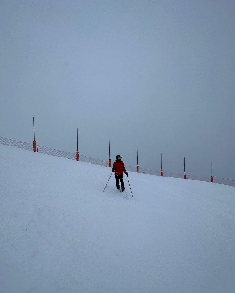 心驰神往⛷️帕克晒和家人的滑雪照：新年快乐❄️