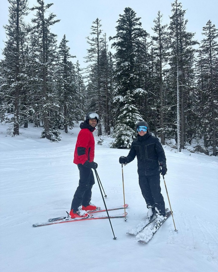 心驰神往⛷️帕克晒和家人的滑雪照：新年快乐❄️