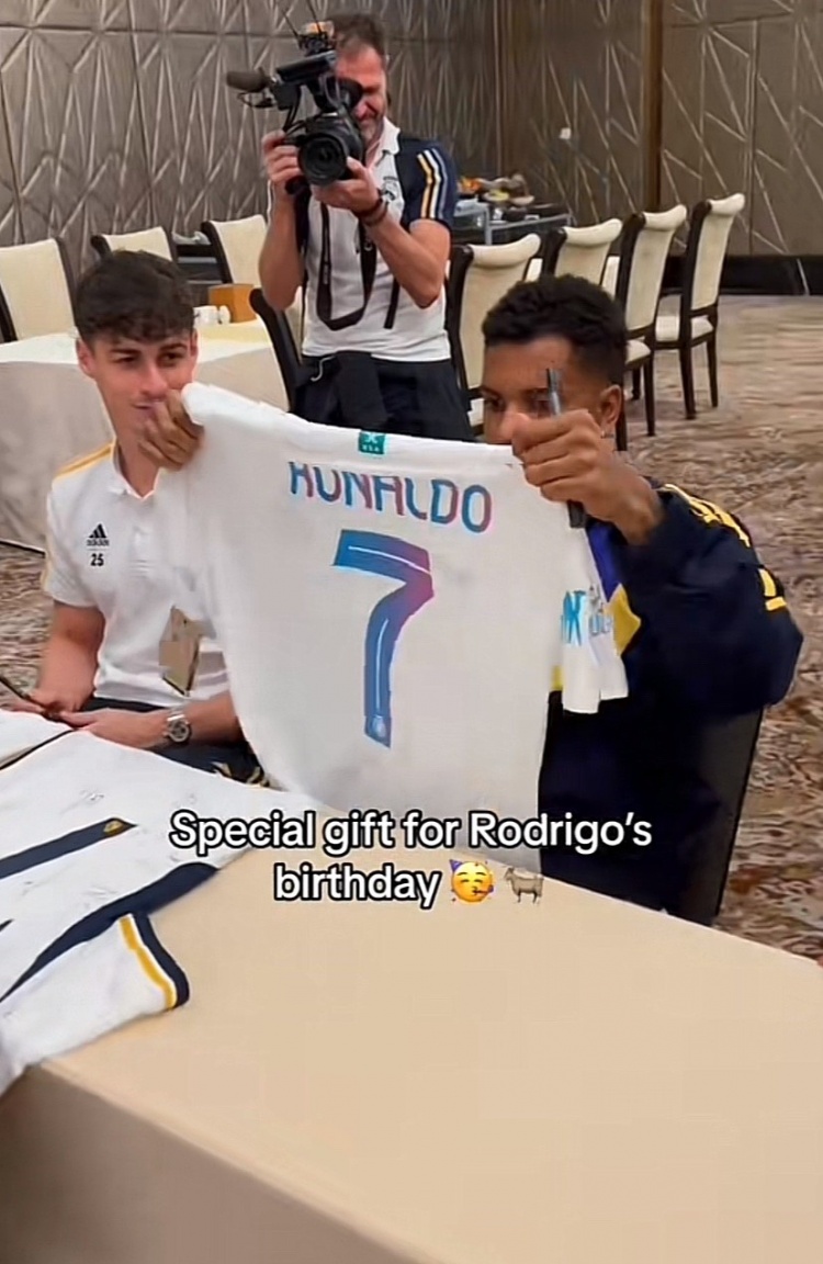 ??罗德里戈收到球迷送的生日礼物，是一件C罗的球衣