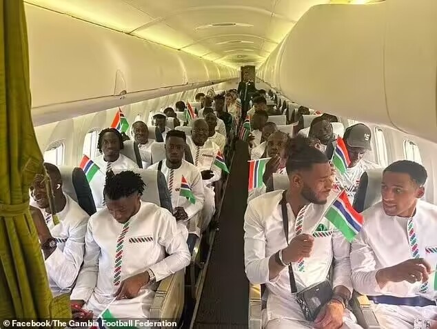 供氧系统出故障，冈比亚队球员在飞机上缺氧晕倒