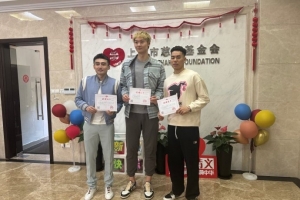 上海男篮球员参加“手拉手结对助学”项目