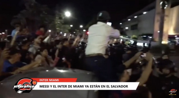 ❤️‍?热情似火！梅西随队抵达萨尔瓦多，众球迷深夜高呼迎接