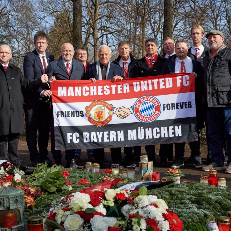 有情有义❤慕尼黑空难追悼会开始前，曼联派代表团悼念贝肯鲍尔