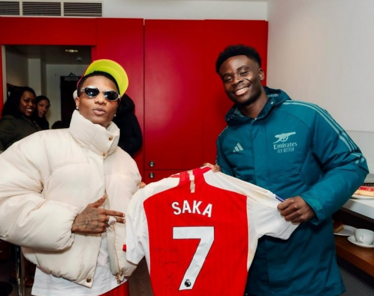 尼日利亚说唱歌手WizKid参观酋长球场，和萨卡合影并获赠球衣🤝