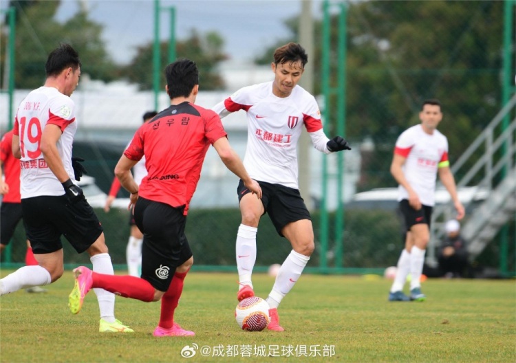 成都蓉城热身赛2:0胜韩国江陵FC，队长周定洋与小将王彬翰进球