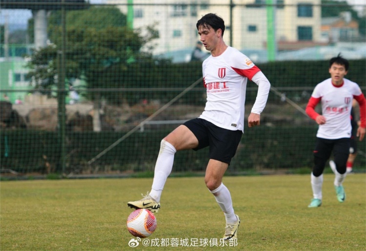 成都蓉城热身赛2:0胜韩国江陵FC，队长周定洋与小将王彬翰进球