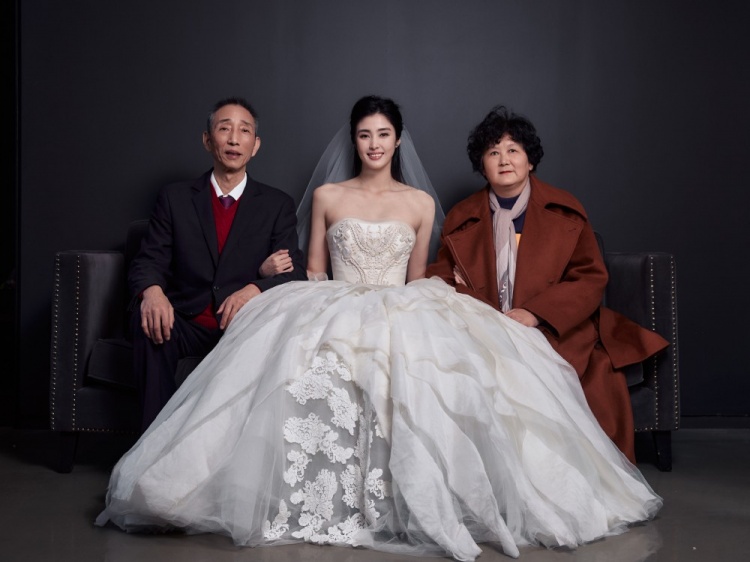 赵丽娜社媒发文：为爸妈第一次穿上婚纱，做父母永远的小情人