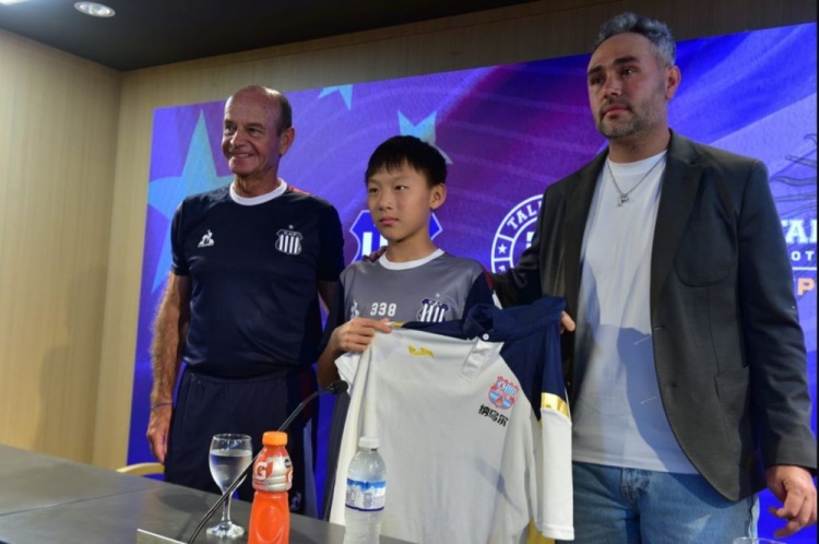 中国U12男足球员独自去阿根廷球队学习，俱乐部为其办新闻发布会