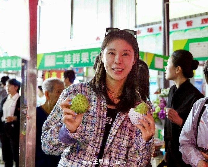 王思雨：元宵节逛了农贸市场 参观博物馆 赏烟花和月亮 圆满！