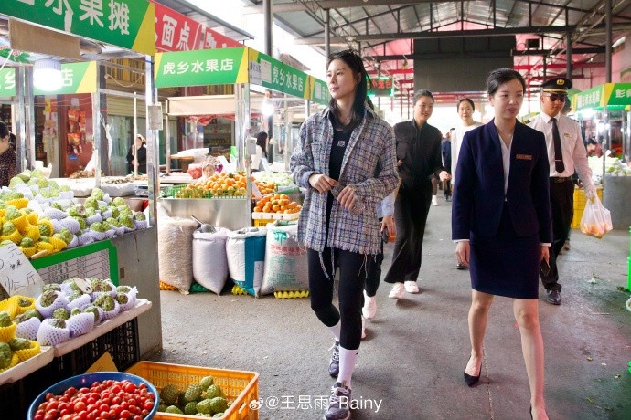 王思雨：元宵节逛了农贸市场 参观博物馆 赏烟花和月亮 圆满！