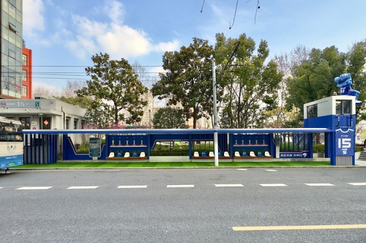 申花元素的公交15路上海体育场站投入使用，申花主题公交车将登场