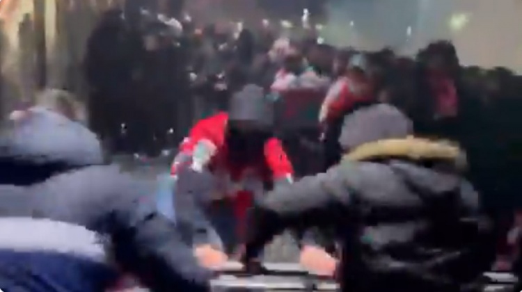 塞尔电台：三名警察因毕尔巴鄂球迷冲突受伤，已被送医