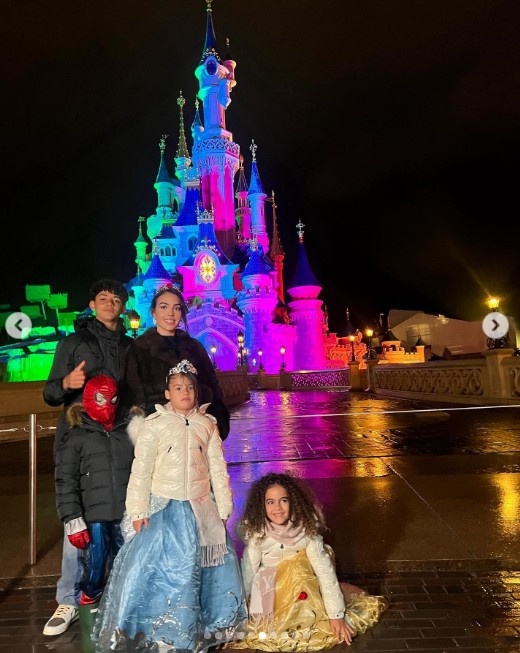 乔治娜晒图带四个孩子去巴黎迪士尼游玩：魔法世界