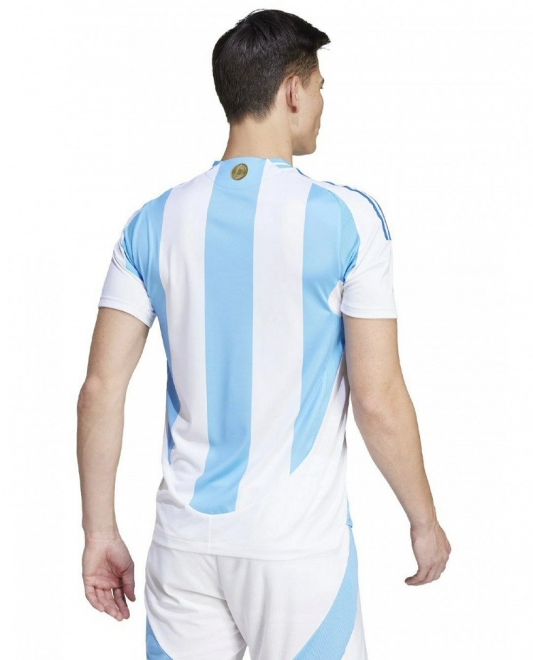 阿根廷美洲杯球衣谍照：经典蓝白配色，金色Logo+队徽三颗星