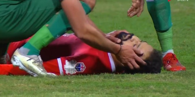吓人！埃及联赛球员比赛中突发心脏病，心脏停搏超过一小时