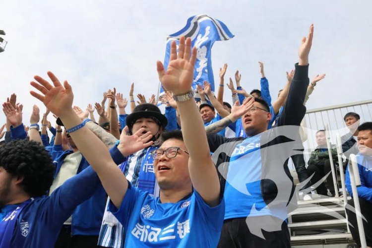 阳春三月热爱绽放 武汉三镇举办新赛季首次球迷开放日