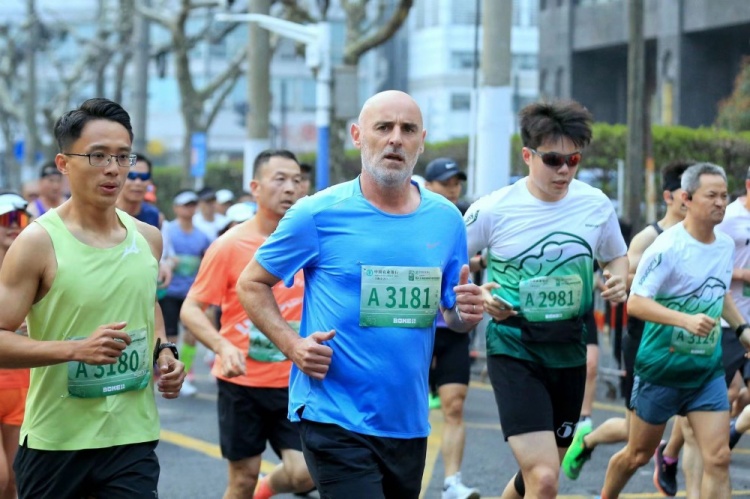 穆斯卡特说这是他第一场半程马拉松赛，用愉快的方式体验上海