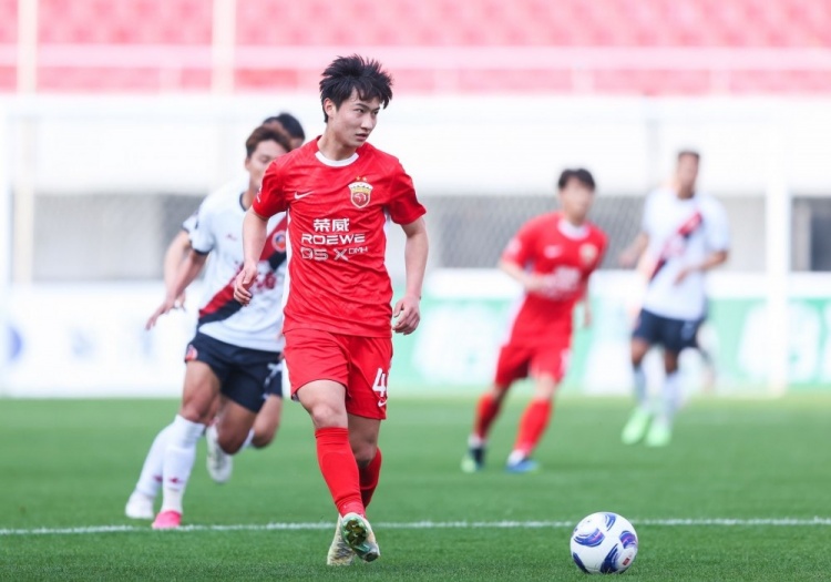 上海海港B队收获队史中乙联赛的第一个积分，2比2战平湖南湘涛