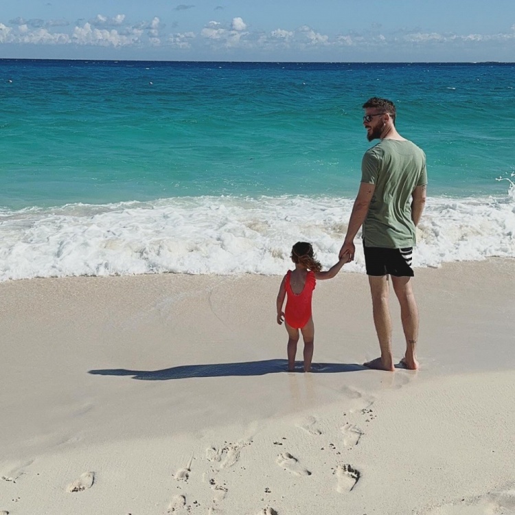 🏖️34岁德赫亚社媒晒照：和妻女在巴哈马度假
