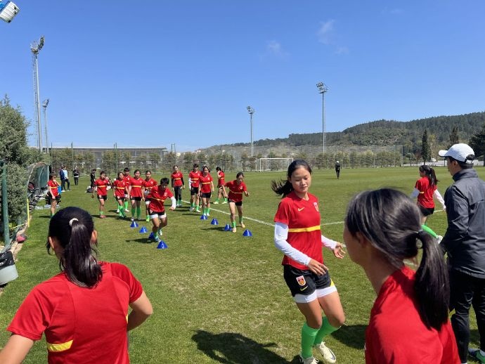 中国U-15女足选拔队抵达土耳其 参加欧足联U-16女足国际邀请赛