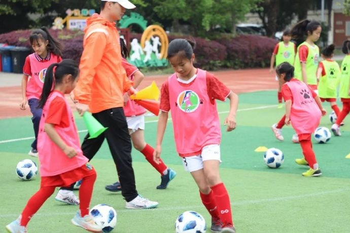 2024年“亚足联女足日”女孩足球节在成都市兴盛小学校隆重举行