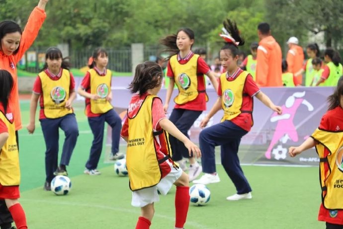 2024年“亚足联女足日”女孩足球节在成都市兴盛小学校隆重举行