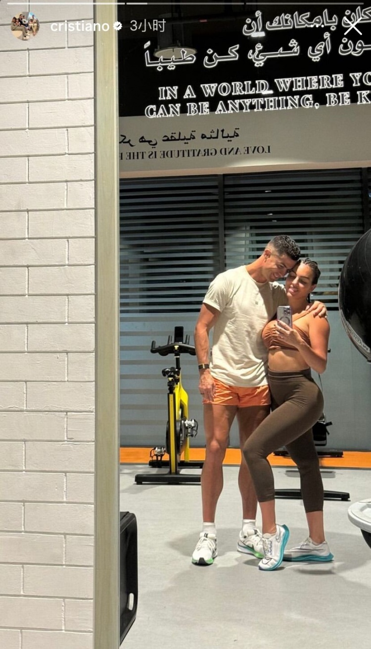 💪C罗社媒晒健身照：秀结实腿部肌肉，和乔治娜甜蜜自拍