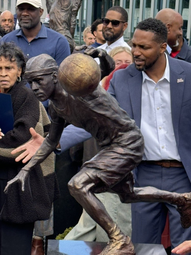 马特-巴恩斯吐槽艾弗森雕像：整个费城都会为此感到尴尬😳