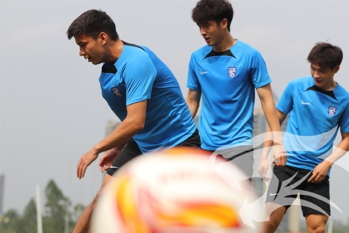 武汉三镇U21队在U-21联赛淘汰赛阶段比赛，暂列A组第一位