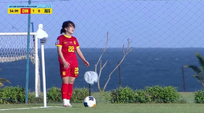 美如画！中国U17女足与澳大利亚比赛在巴厘岛海景球场进行