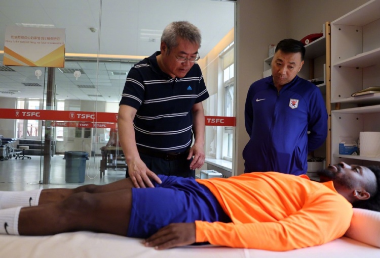 山东省运动康复研究中心主任包信通到泰山俱乐部对伤病队员巡诊