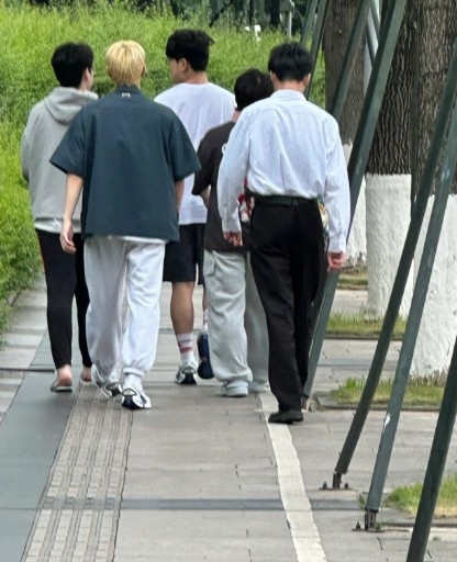 小红书网友分享照片：在成都街头偶遇T1选手，一旁还跟着工作人员