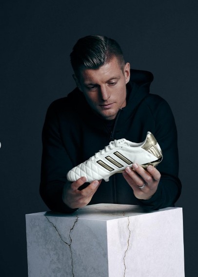 白金配色！阿迪达斯官方正式发布克罗斯特别定制款足球鞋