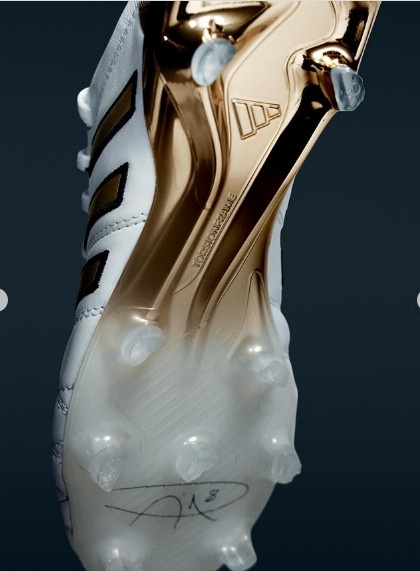 白金配色！阿迪达斯官方正式发布克罗斯特别定制款足球鞋