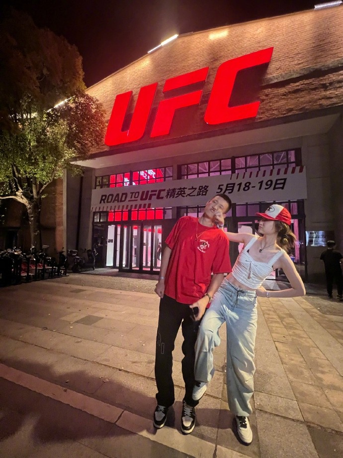 周鹏与妻子观看UFC：场边观赛体验感拉满 为中国力量加油💪