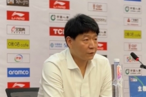 新疆男篮主教练邱彪接受采访谈CBA总决赛失利