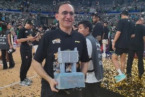 冠军离不开你的贡献！辽篮助教乌戈赛后捧着至尊鼎合影🏆