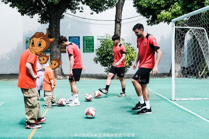 苏州东吴球员走进姑苏区特殊教育学校，给孩子们带来足球的快乐