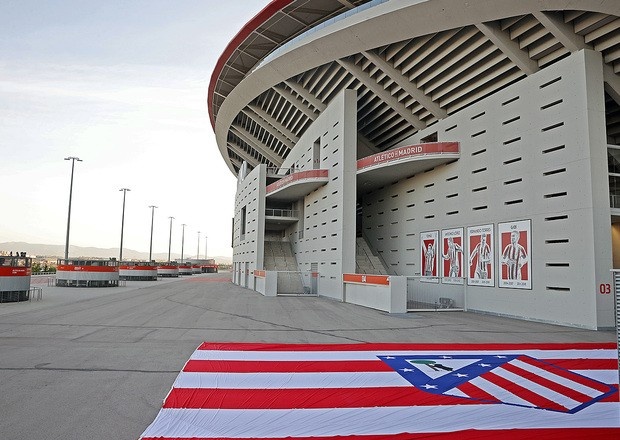 马竞7月1日正式启用老队徽 带有老队徽的旗帜已出现在球队主场外