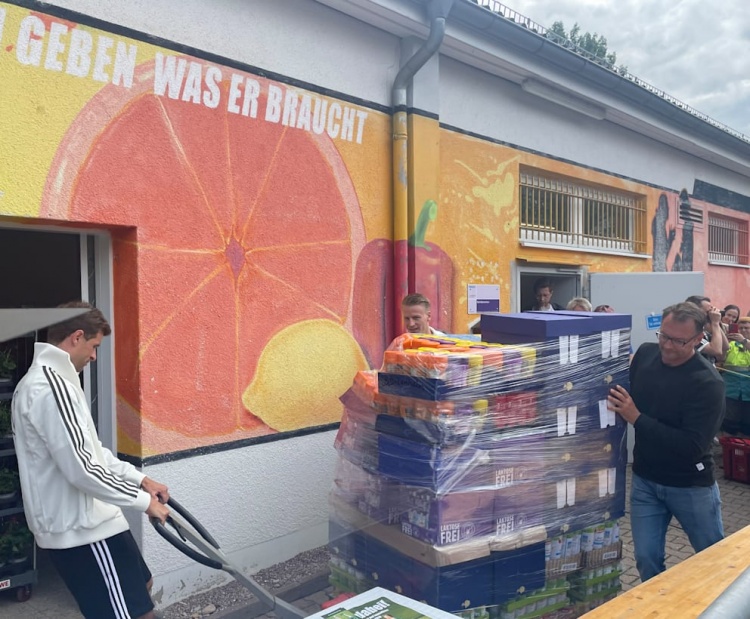 图片报：穆勒、弗里希拜访慈善机构，为有需要帮助的群体发放食物