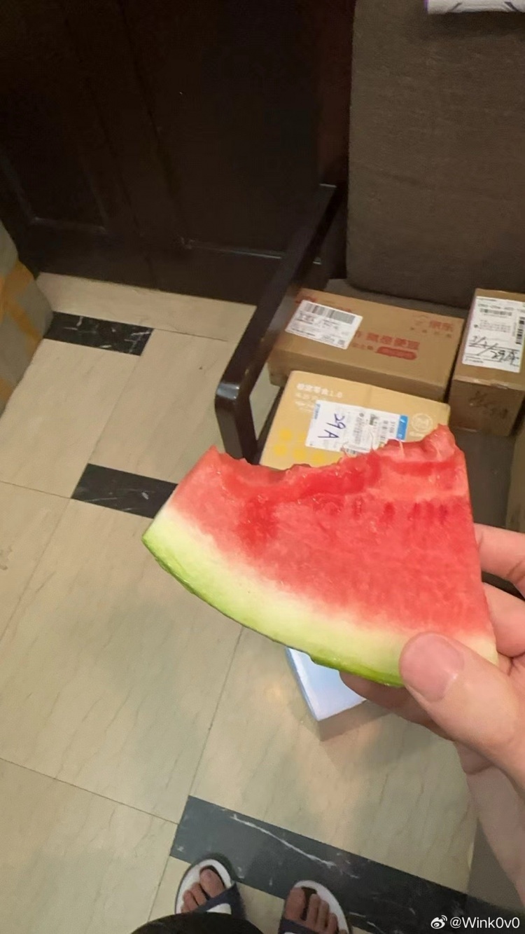 Wink回iG基地巡视：视察了一圈，顺了块西瓜🍉