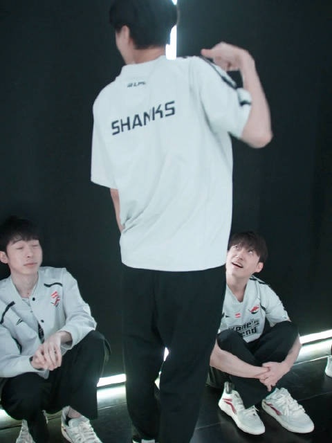 AL赛场花絮：一直在给队友演示登场pose的Shanks