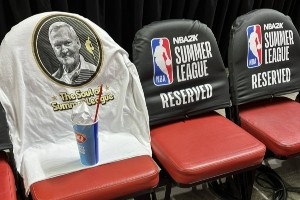 NBA夏联致敬杰里-韦斯特：纪念T恤和最爱的DQ饮料
