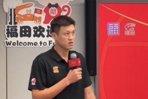 深圳男篮主教练周鹏接受采访：打造更有朝气的队伍