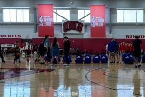 中国男篮集训队在教学赛中大败火箭