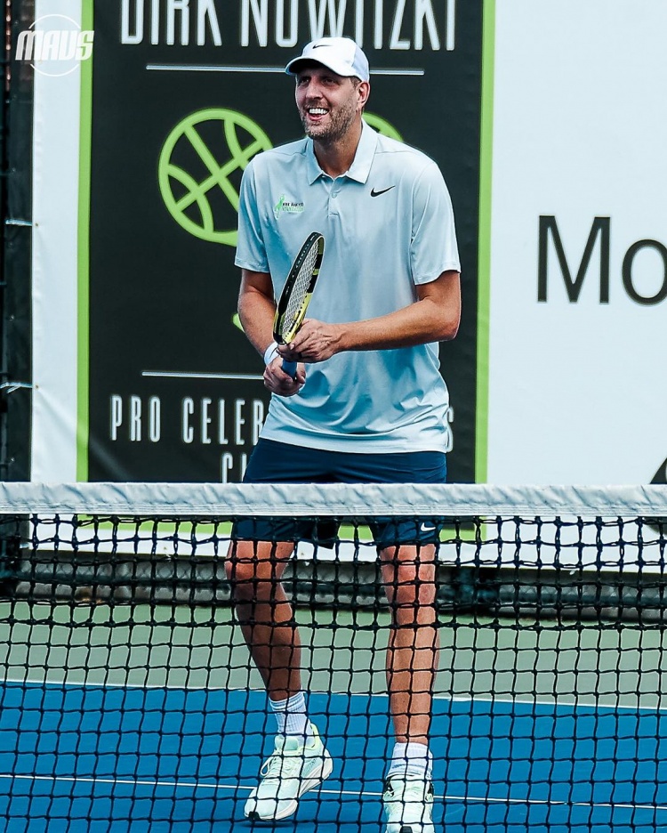 独行侠晒东契奇&诺维茨基打网球照：让这个组合参加美网吧🎾