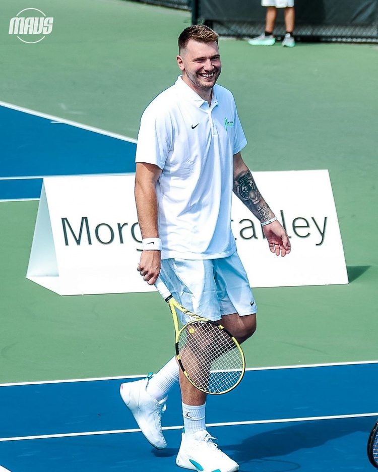 独行侠晒东契奇&诺维茨基打网球照：让这个组合参加美网吧🎾